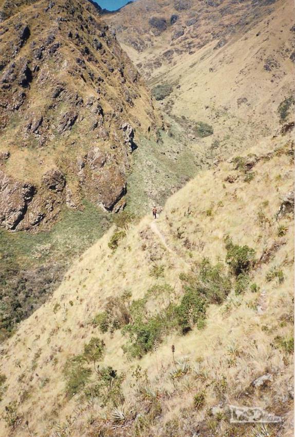 Perto dos 3.500 metros de altitude nas montanhas peruanas, trecho final do nosso primeiro dia de caminhada no caminho inca que leva a Machu Picchu, no Peru (foto de Julho de 1990)